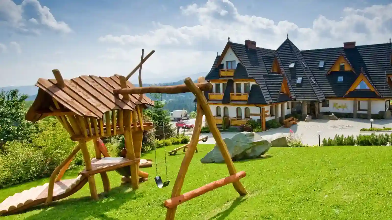 Hotel Redyk zimą z ośnieżonymi szczytami