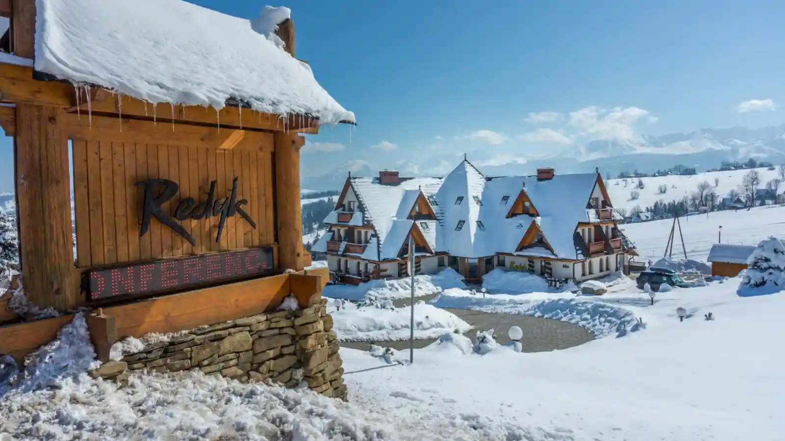 Komfortowy pokój hotelowy z widokiem na góry